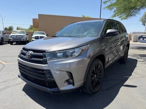 Used 2019 Toyota Highlander SE FWD image 7