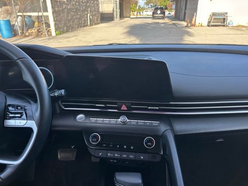 Used 2025 Hyundai Elantra Limited image 18