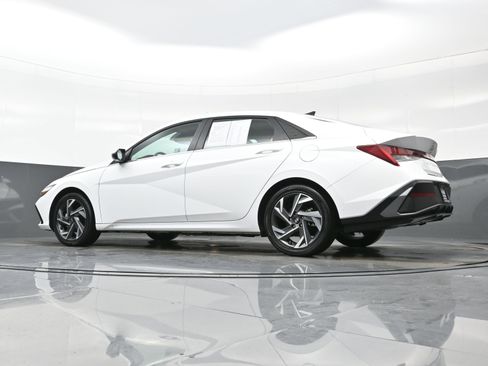 Certified 2025 Hyundai Elantra Limited image 29