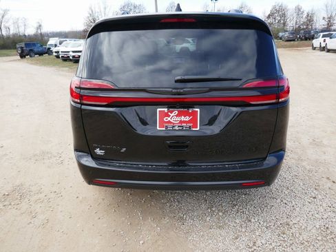 New 2026 Chrysler Pacifica Select w/ S Appearance Package image 6