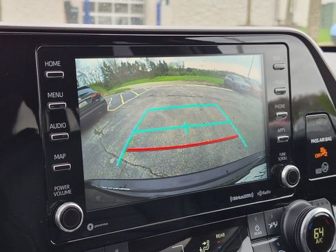 Used 2020 Toyota Highlander XLE AWD/4WD image 21