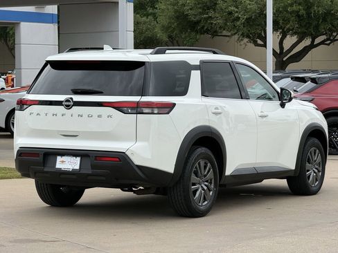 Used 2025 Nissan Pathfinder SV image 4