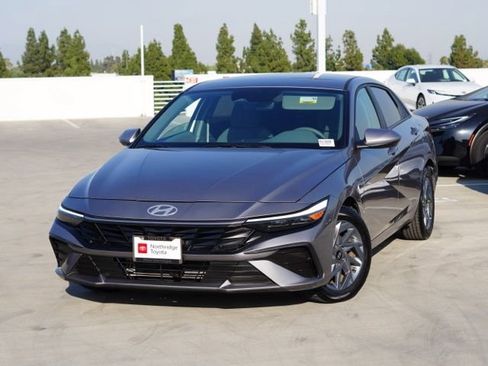 Used 2024 Hyundai Elantra Blue FWD image 5