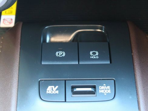 Used 2021 Toyota Venza Limited image 22