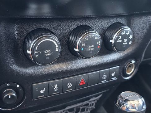 Used 2018 Jeep Wrangler Sahara w/ Connectivity Group AWD/4WD image 26