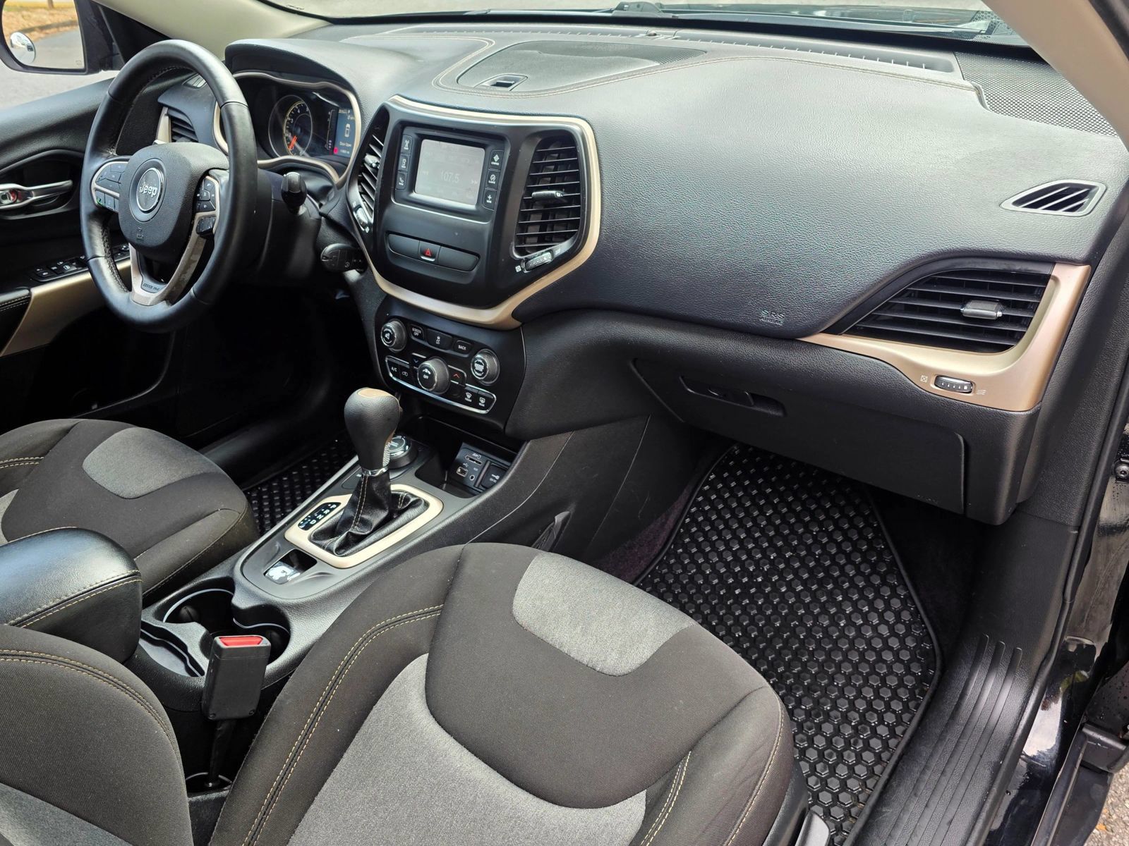 Used 2018 Jeep Cherokee Latitude w/ Altitude Package AWD/4WD image 27