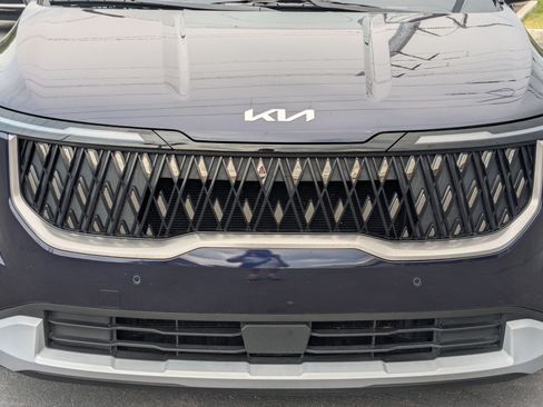 Certified 2025 Kia Carnival LX FWD image 9