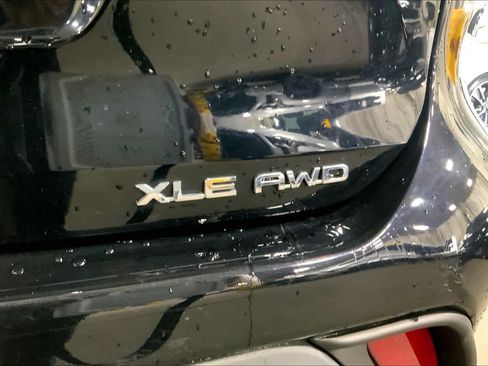 Used 2023 Toyota Highlander XLE AWD/4WD image 10
