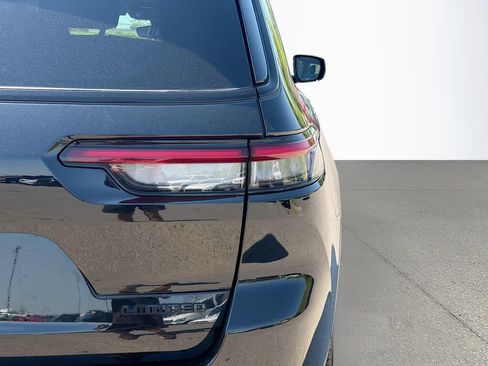 Used 2023 Jeep Grand Cherokee L Limited w/ Black Appearance Package image 11