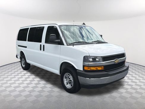 Used 2022 Chevrolet Express 2500 LT RWD image 3