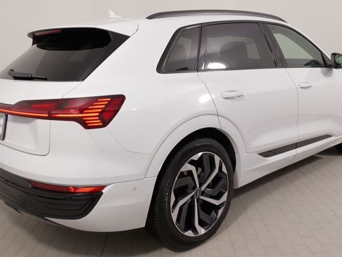 Used 2024 Audi Q8 e-tron Premium Plus w/ Premium Plus Package image 11