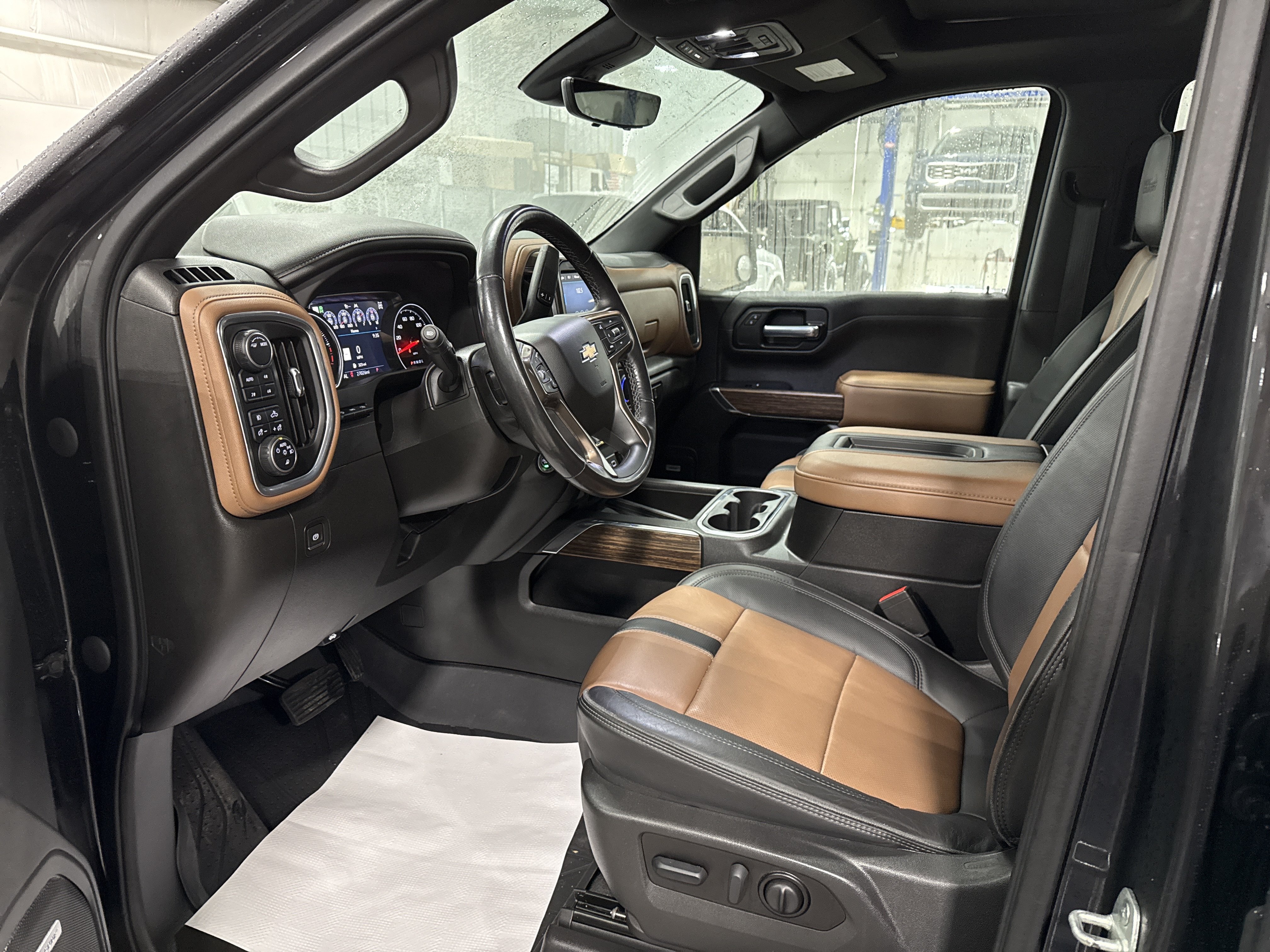 Used 2022 Chevrolet Silverado 1500 High Country w/ Technology Package AWD/4WD image 7