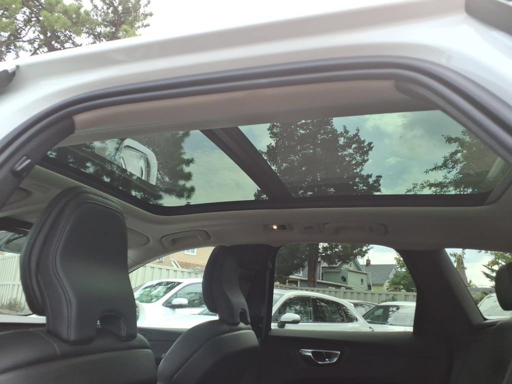 Used 2021 Volvo XC60 T5 Momentum w/ Climate Package AWD/4WD image 16