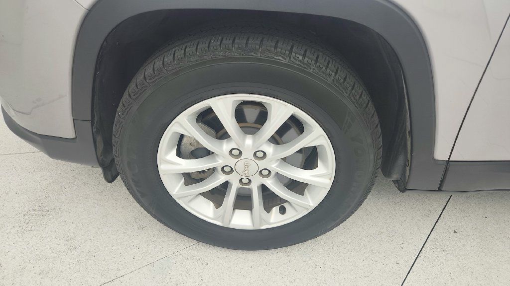 Used 2019 Jeep Cherokee Latitude w/ Popular Appearance Group FWD image 25