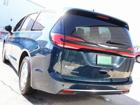 Used 2025 Chrysler Pacifica Select image 3