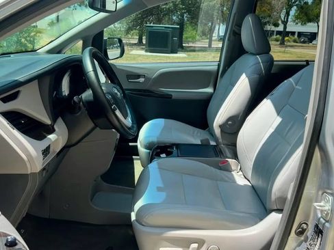 Used 2015 Toyota Sienna XLE w/ XLE Navigation Package FWD image 22