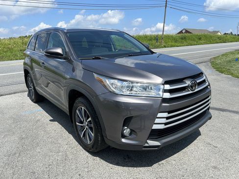 Used 2019 Toyota Highlander XLE AWD/4WD image 3