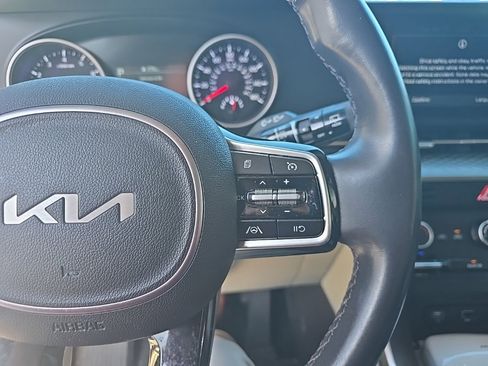 Used 2023 Kia Carnival LX image 17