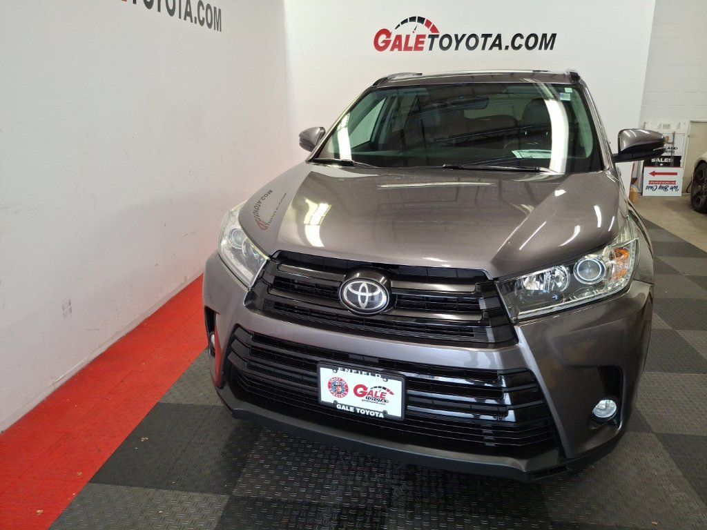 Used 2018 Toyota Highlander SE AWD/4WD image 3