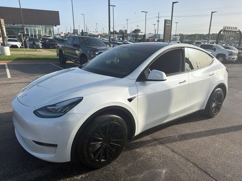 Used 2022 Tesla Model Y Long Range AWD/4WD image 1