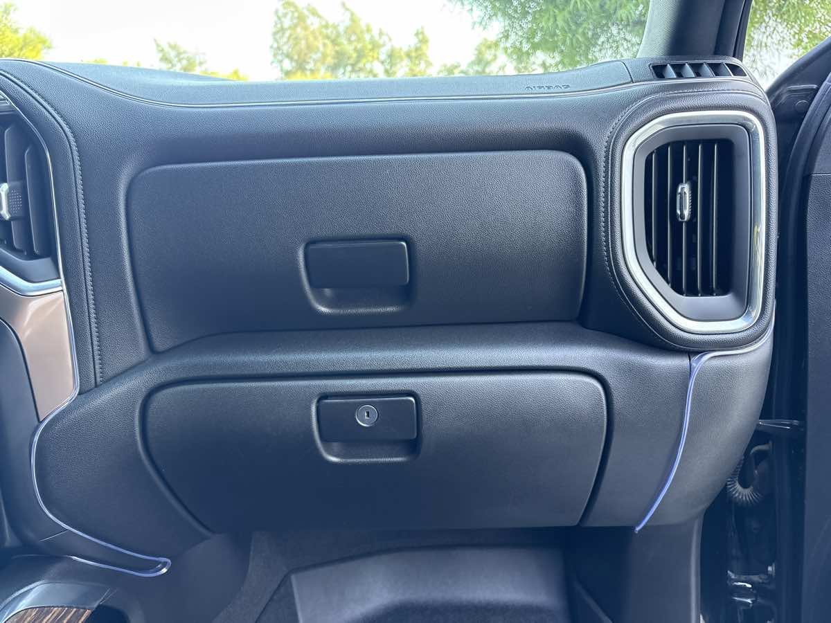 Used 2019 Chevrolet Silverado 1500 High Country w/ Technology Package AWD/4WD image 16