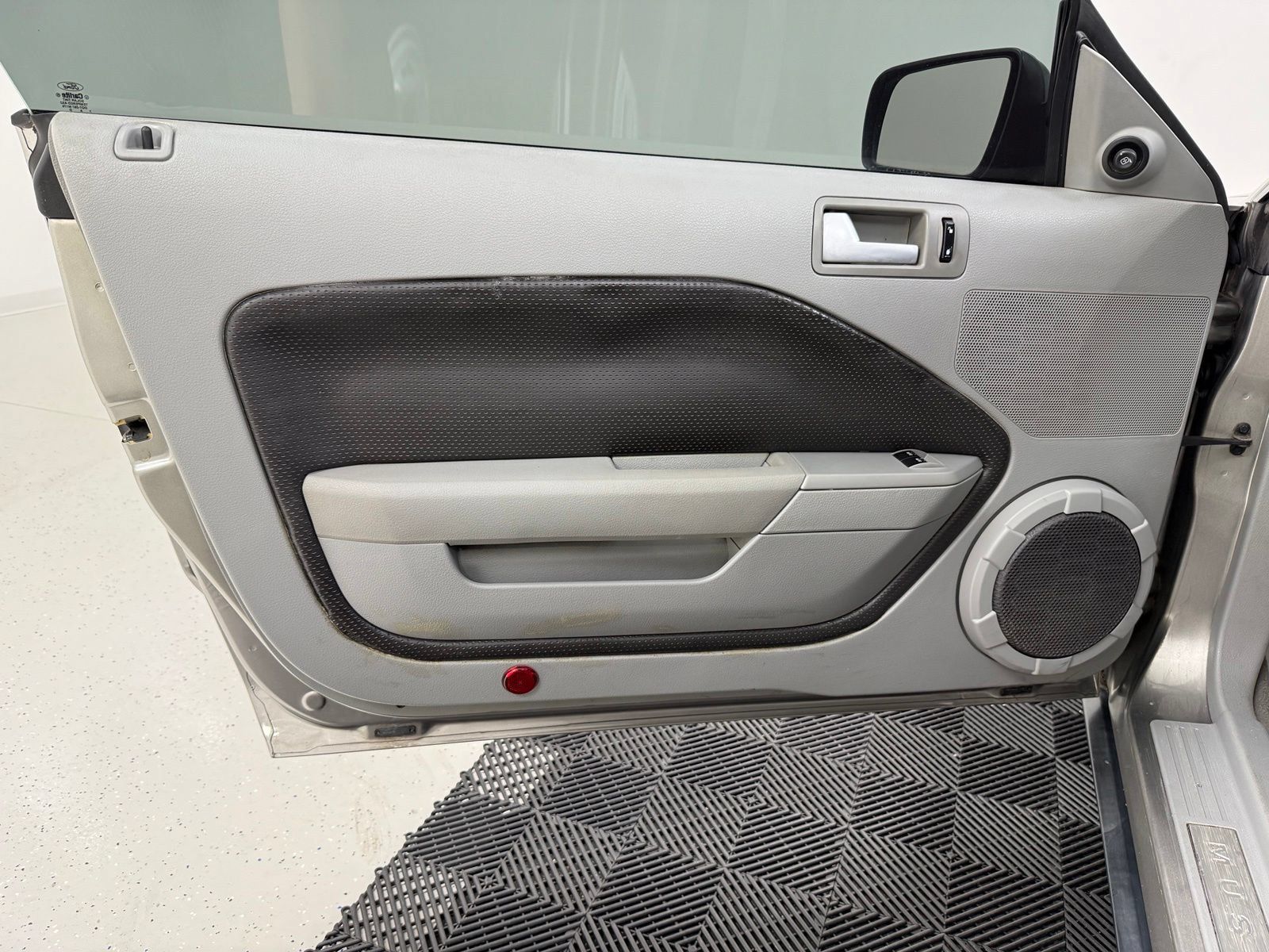 Used 2008 Ford Mustang Premium RWD image 9