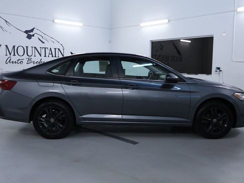 Used 2022 Volkswagen Jetta SE w/ Panoramic Sunroof Package image 8