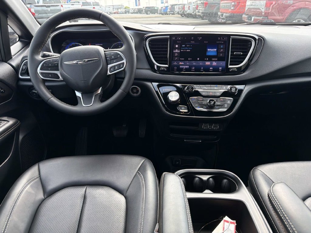 Used 2025 Chrysler Pacifica Select FWD image 17