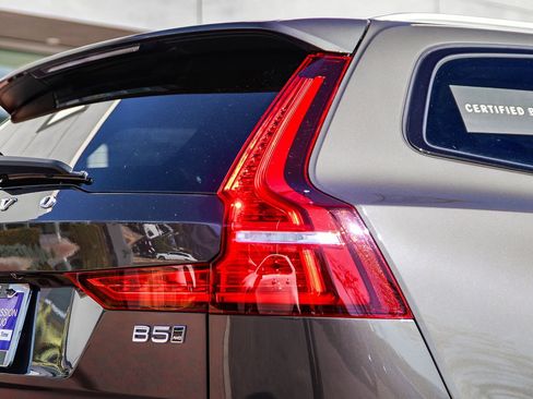 Used 2025 Volvo V60 B5 Cross Country Plus image 8