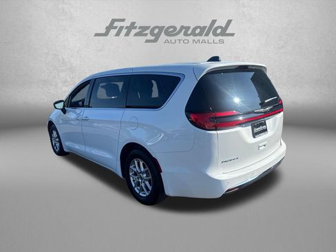 Used 2024 Chrysler Pacifica Touring FWD image 8