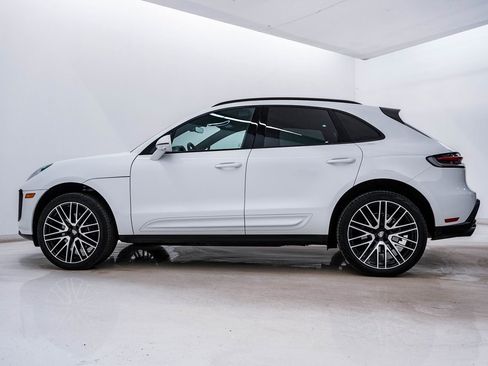 Certified 2025 Porsche Macan image 2