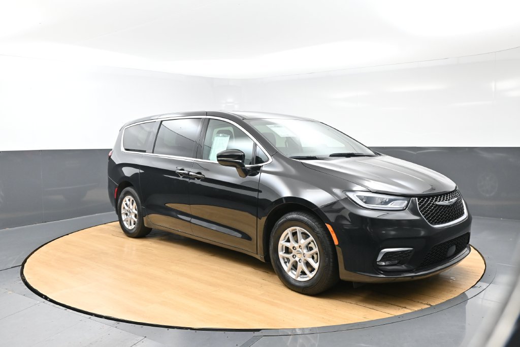 Used 2025 Chrysler Pacifica Select FWD image 9
