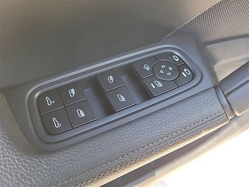 Used 2025 Porsche Cayenne image 19