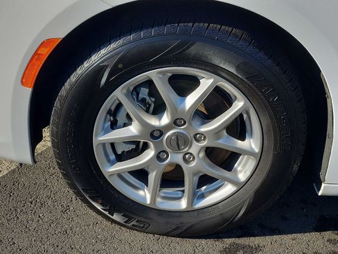 Used 2023 Chrysler Pacifica Touring-L FWD image 8