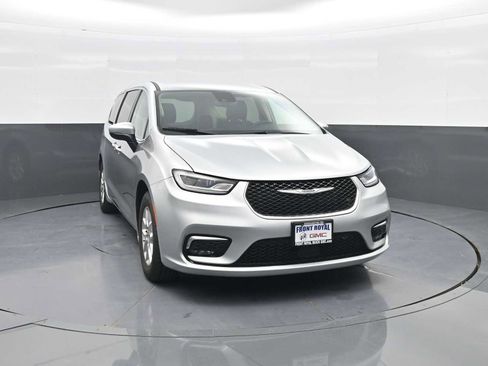 Used 2023 Chrysler Pacifica Touring-L FWD image 2