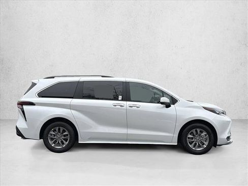 New 2026 Toyota Sienna XLE image 4