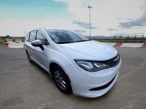 Used 2023 Chrysler Voyager LX FWD image 2