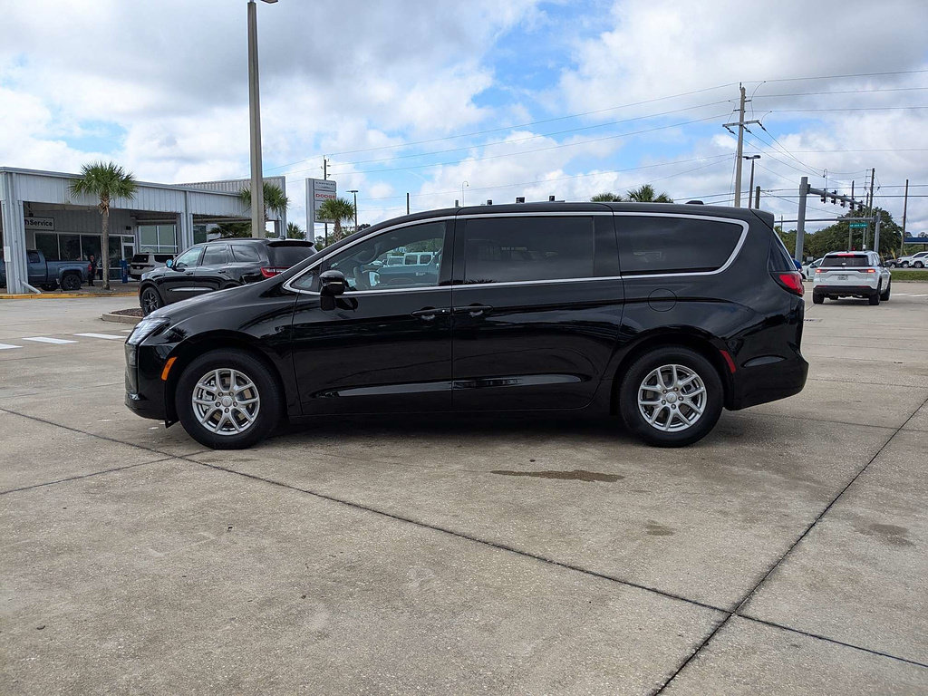 New 2027 Chrysler Pacifica Select FWD image 6