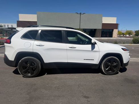 Used 2018 Jeep Cherokee Latitude w/ Altitude Package FWD image 6