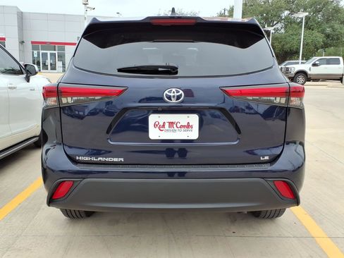 Used 2023 Toyota Highlander LE FWD image 3