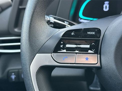 Used 2025 Hyundai Elantra Blue image 22