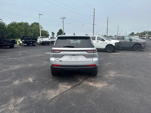 Used 2025 Jeep Grand Cherokee Altitude AWD/4WD image 6