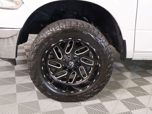 Used 2019 RAM 1500 Classic SLT w/ Luxury Group image 16