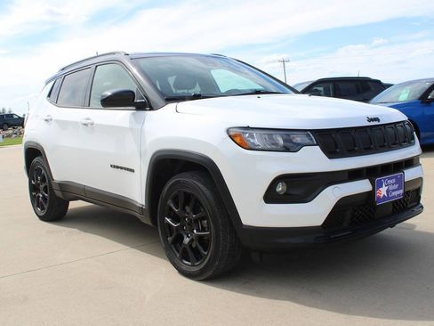 Used 2022 Jeep Compass Latitude w/ Convenience Group AWD/4WD image 3