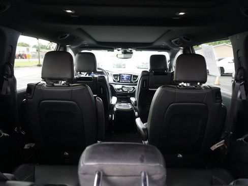 Used 2019 Chrysler Pacifica Touring-L Plus FWD image 20