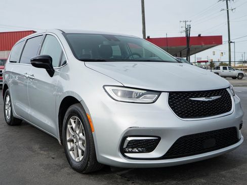 Used 2024 Chrysler Pacifica Touring-L image 35