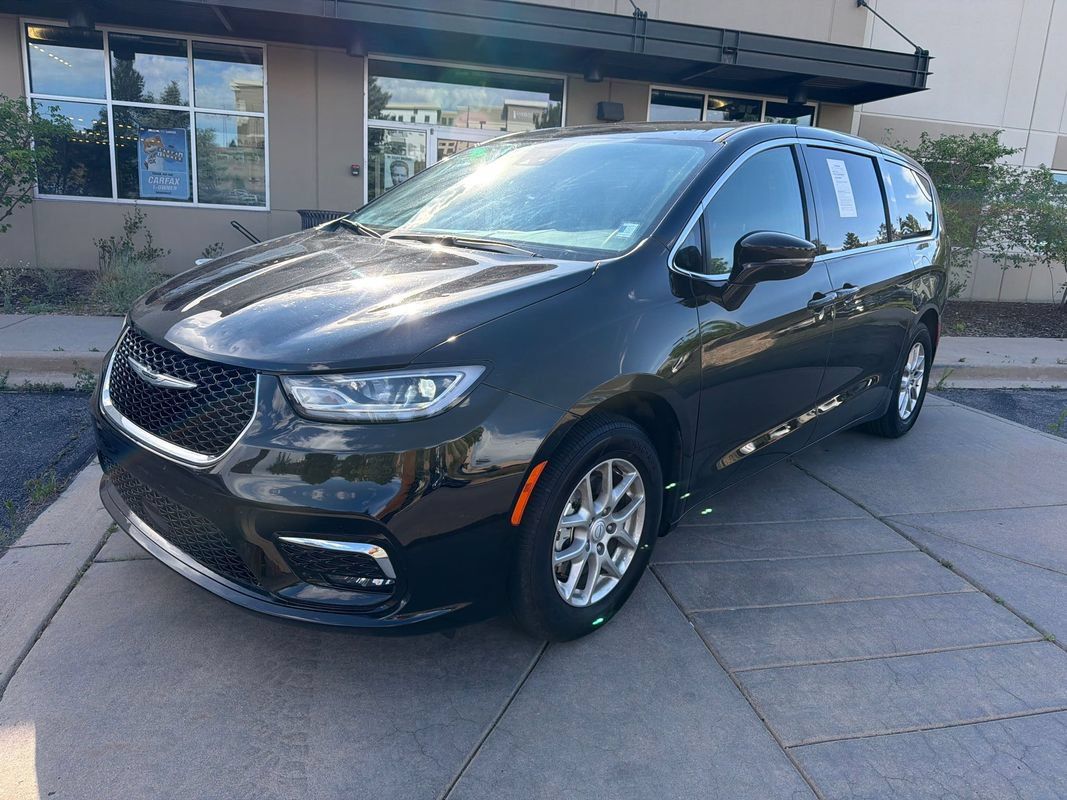 Used 2025 Chrysler Pacifica Select FWD image 2