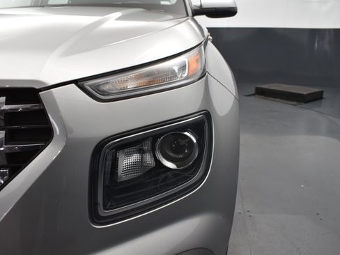 Used 2023 Hyundai Venue SEL image 6