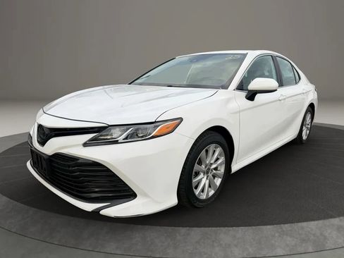 Used 2020 Toyota Camry LE image 1