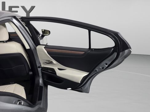 Used 2025 Lexus ES 300h w/ Technology Package image 22